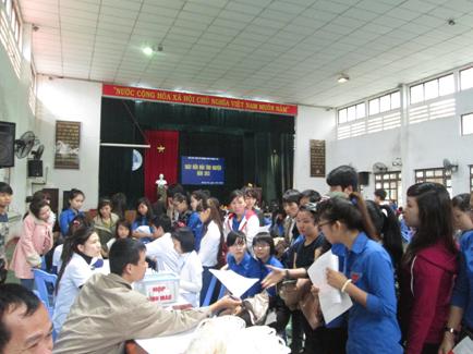 Sinh viên trường CĐSP Quảng Trị tham gia hiến máu tình nguyện