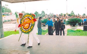 Đoàn viên Thanh niên dâng hương tại Nghĩa trang liệt sỹ Quốc gia Đường 9