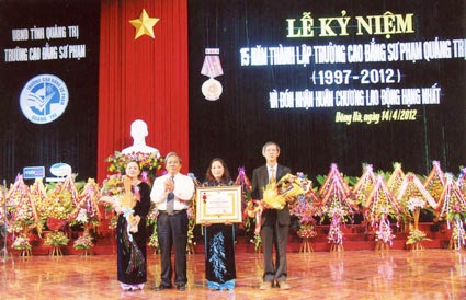 Trường CĐSP Quảng Trị kỷ niệm 15 năm thành lập và đón nhận Huân chương Lao động hạng Nhất