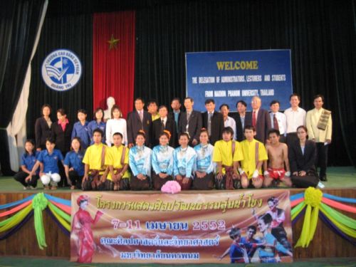 Đoàn CB-GV và sinh viên Trường Đại học Nakhon Phanom,Thái Lan sang thăm và làm việc