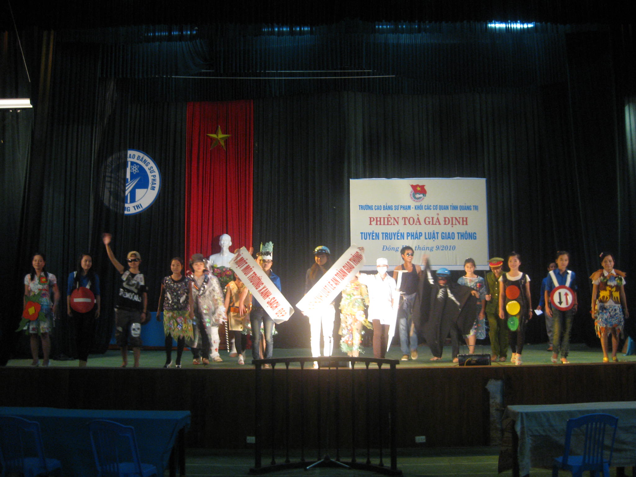 Đoàn trường tổ chức tuyên truyền pháp luật giao thông trong HSSV năm 2010