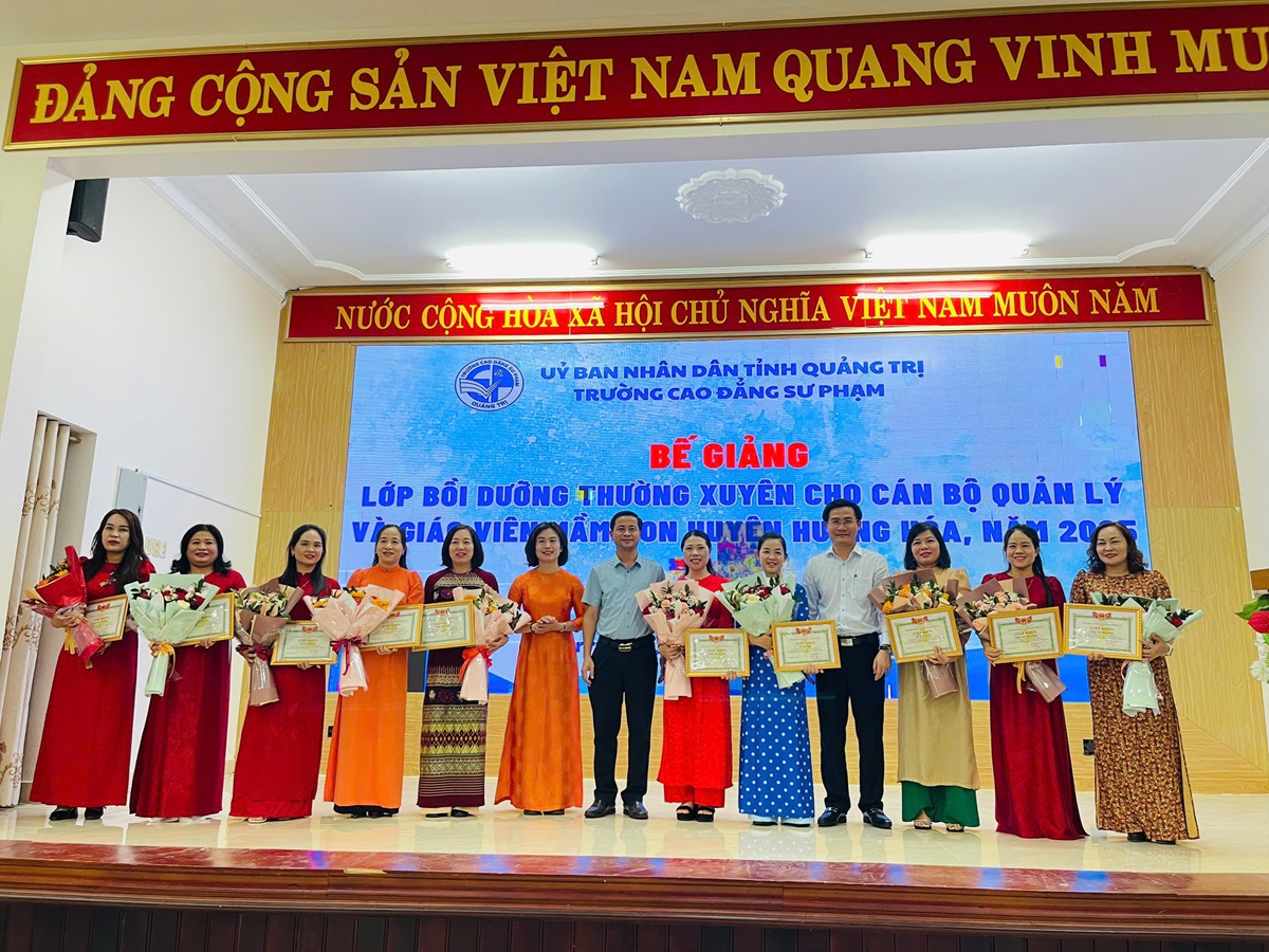 LỄ BẾ GIẢNG LỚP BỒI DƯỠNG THƯỜNG XUYÊN CHO CBQL VÀ GIÁO VIÊN MẦM NON HUYỆN HƯỚNG HÓA NĂM 2025