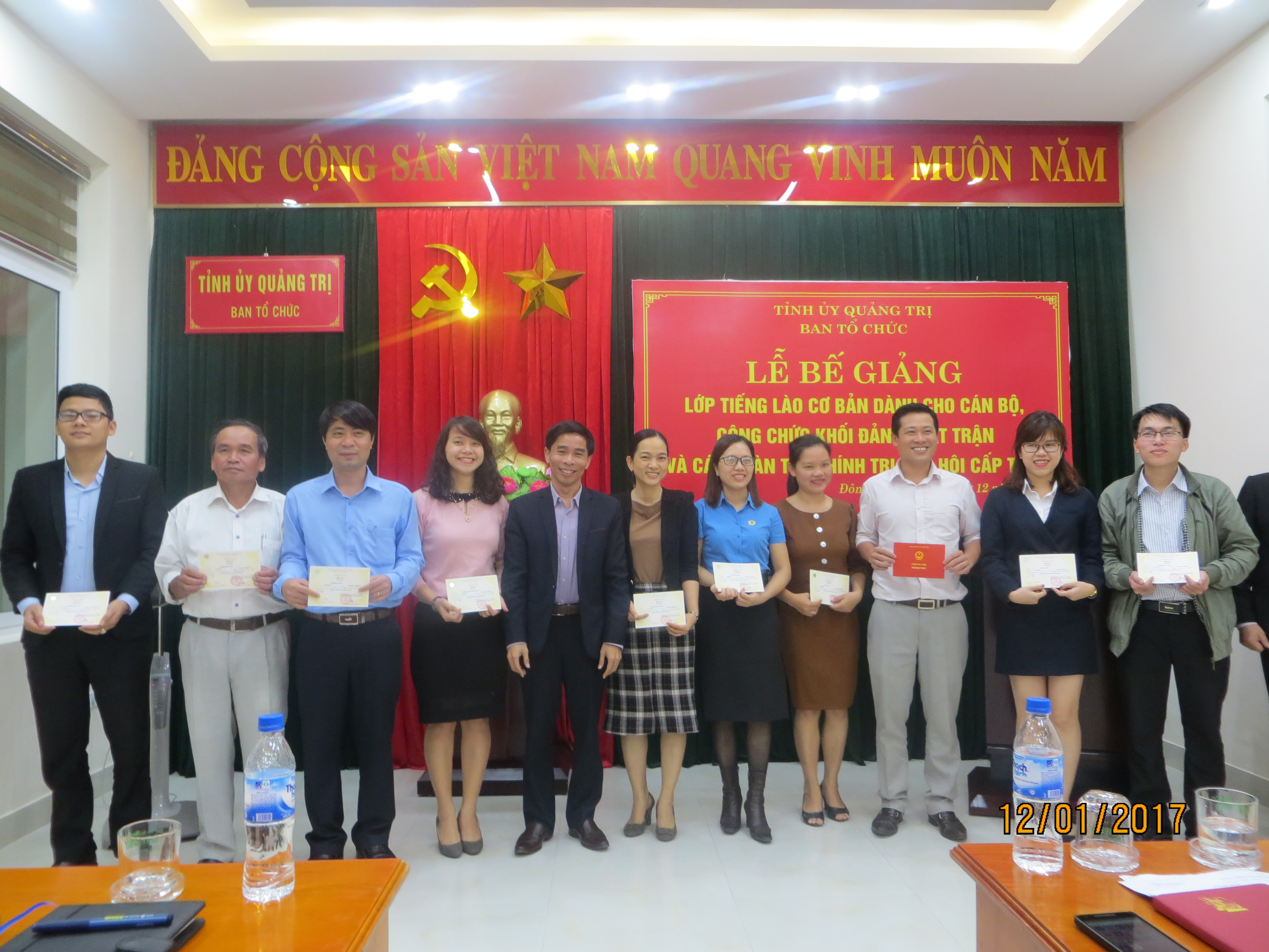  Bế giảng lớp học tiếng Lào cơ bản dành cho cán bộ, công chức cơ quan khối Đảng, mặt trận, các đoàn thể chính trị xã hội cấp tỉnh năm 2017