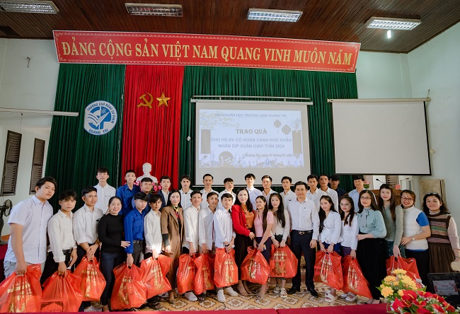 HỘI KHUYẾN HỌC TRAO QUÀ TẾT CHO HSSV CÓ HOÀN CẢNH KHÓ KHĂN VÀ LƯU SINH VIÊN LÀO HỌC TẬP TẠI TRƯỜNG CAO ĐẲNG SƯ PHẠM QUẢNG TRỊ