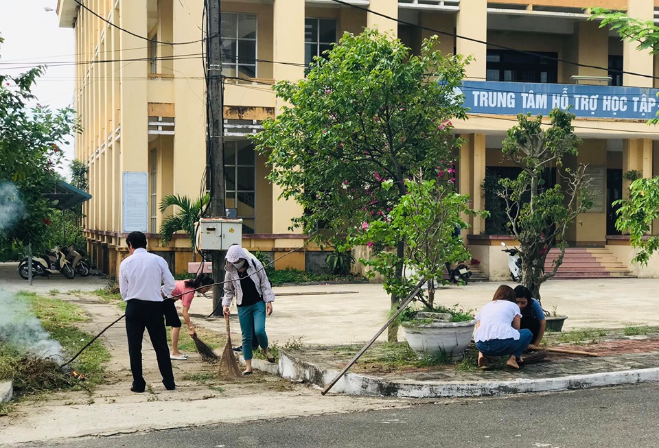 Trường CĐSP Quảng Trị ra quân làm sạch khuôn viên trường