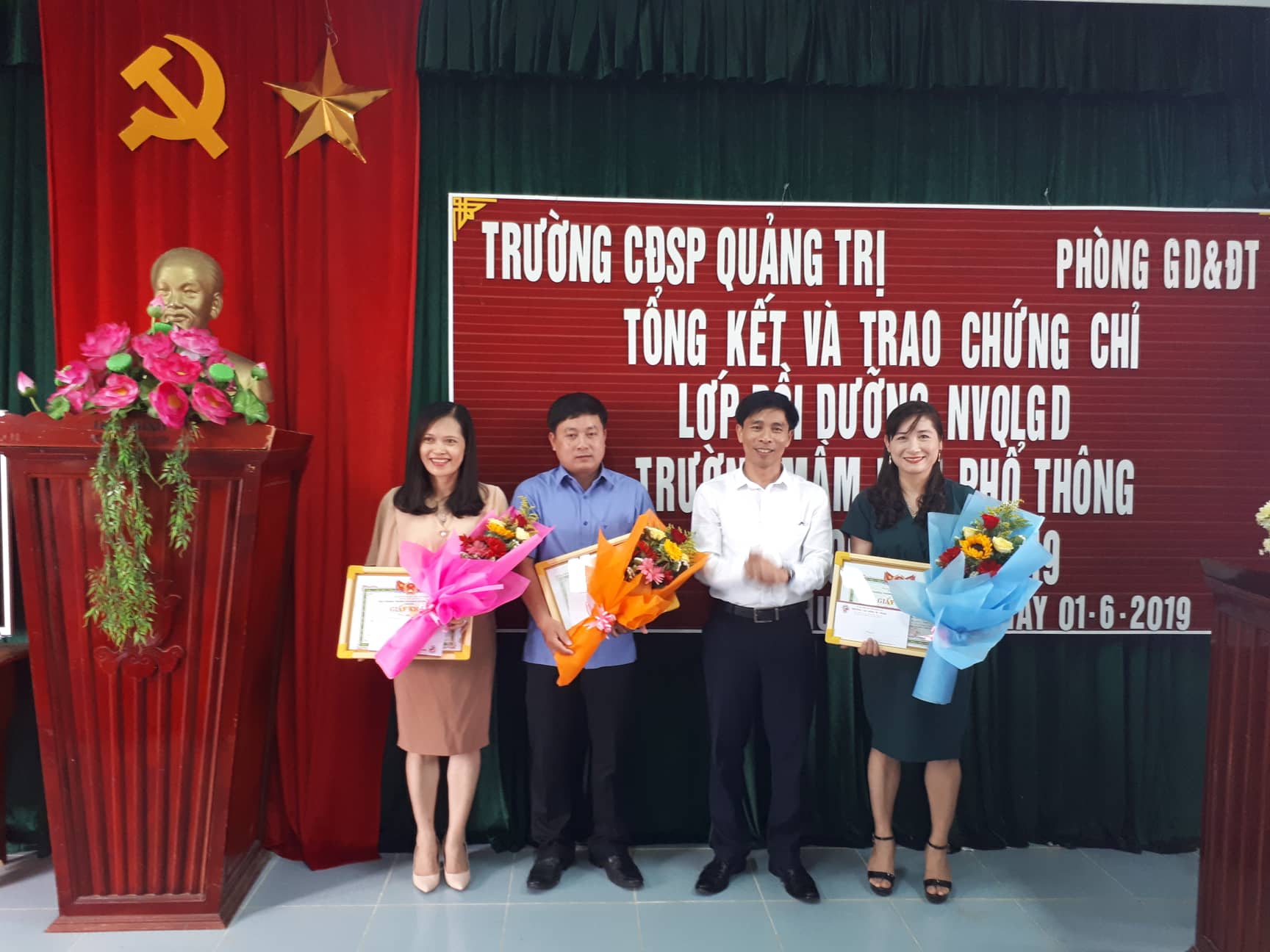 TỔNG KẾT VÀ TRAO CHỨNG CHỈ BỒI DƯỠNG NGHIỆP VỤ QUẢN LÝ GIÁO DỤC TẠI HUYỆN HƯỚNG HÓA