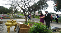 Đoàn CBQL nhà trường dâng hương nhân xuân mới Ất Mùi tại Nghĩa trang Đường 9
