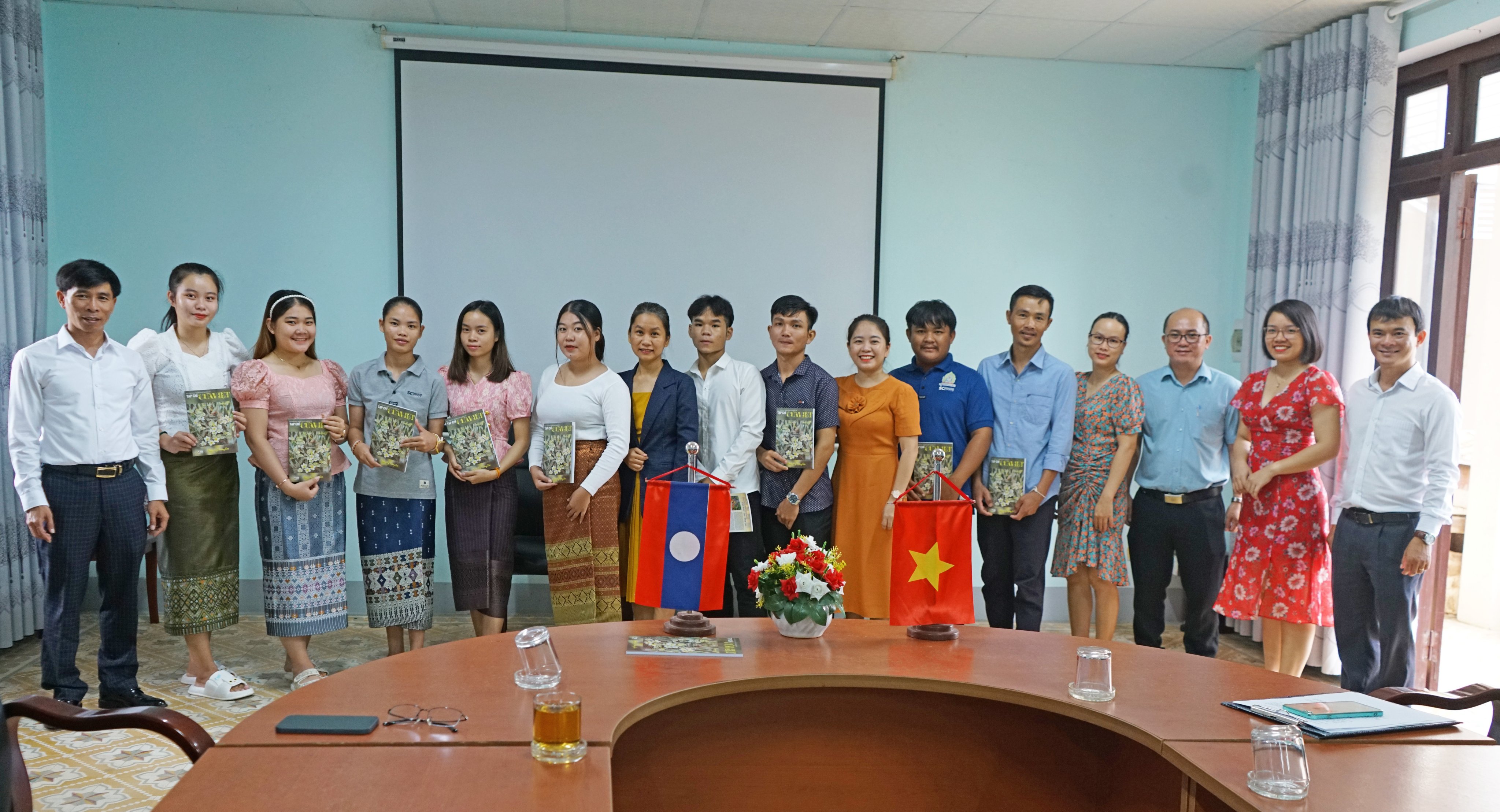 Lãnh đạo Tạp chí Cửa Việt đến thăm, trao tặng Tạp chí Cửa Việt và học bổng cho Lưu học sinh Lào tại trường CĐSP Quảng Trị