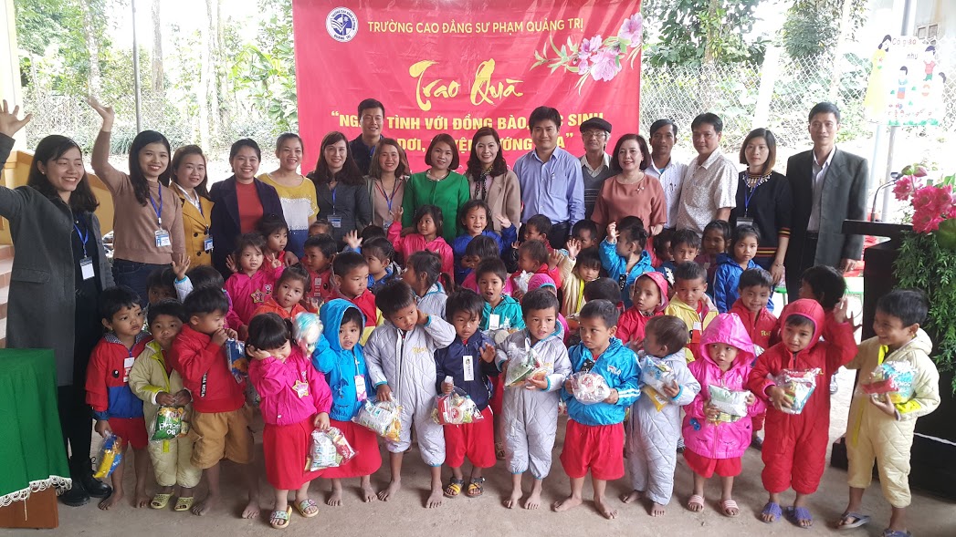 Trường CĐSP Quảng Trị thăm và tặng quà đồng bào, học sinh  vùng khó xã A Dơi, huyện Hướng Hóa, tỉnh Quảng Trị