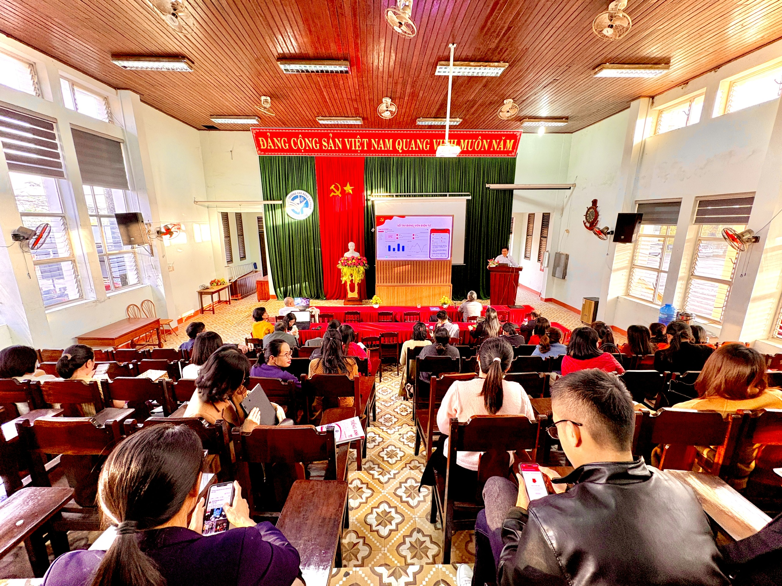 HỘI NGHỊ HƯỚNG DẪN SỬ DỤNG ỨNG DỤNG SỔ TAY ĐẢNG VIÊN ĐIỆN TỬ TẠI ĐẢNG BỘ TRƯỜNG CĐSP QUẢNG TRỊ