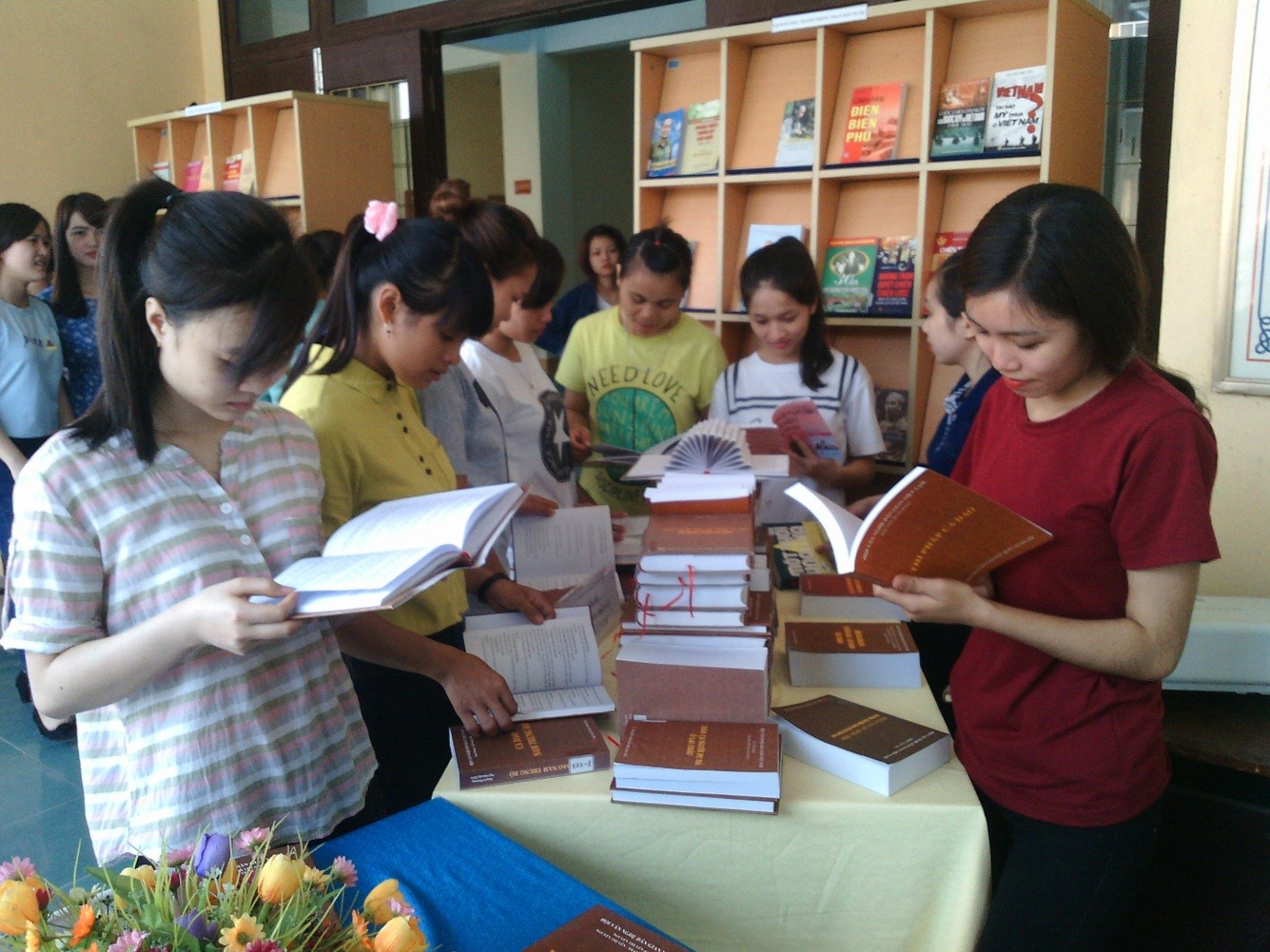 Trung tâm Hỗ trợ học tập - Thư viện: Trưng bày giới thiệu sách nhân kỷ niệm ngày sách Việt Nam 21/4