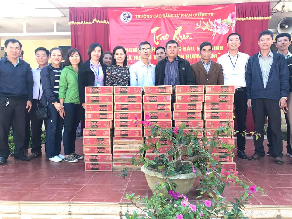 Trường Cao đẳng Sư phạm Quảng Trị trao quà nghĩa tình  với đồng bào và học sinh xã Hướng Việt, huyện Hướng Hóa nhân dịp  Tết Nguyên đán Canh Tý năm 2020