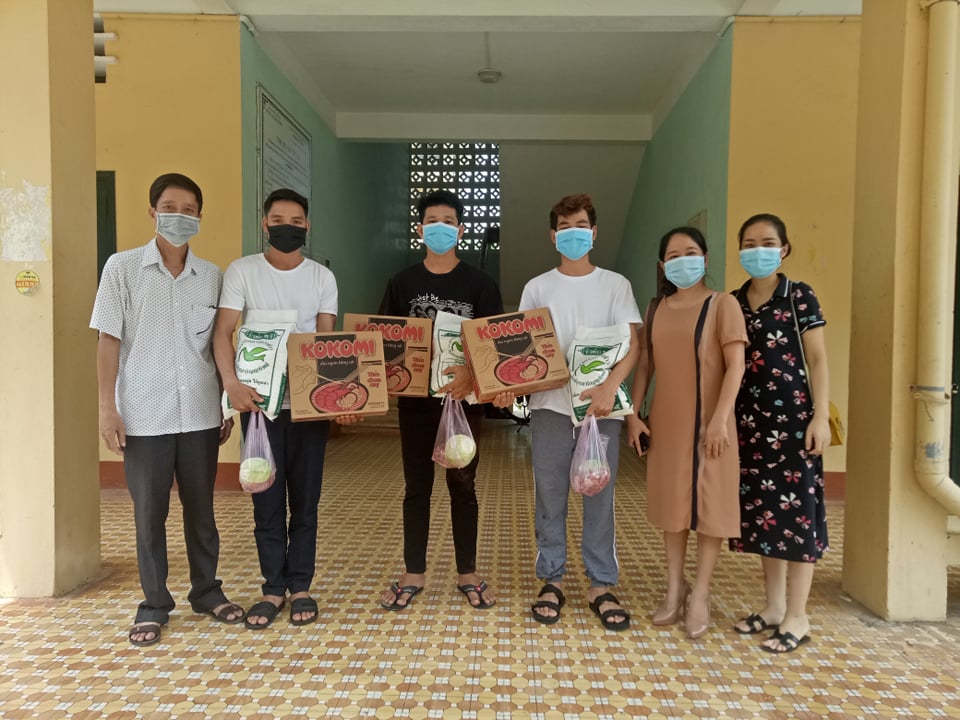 Công đoàn trường trao quà hỗ trợ Lưu học sinh Lào gặp khó khăn