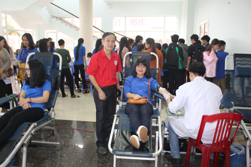  Hơn 215 học sinh, sinh viên tham gia hiến máu nhân đạo