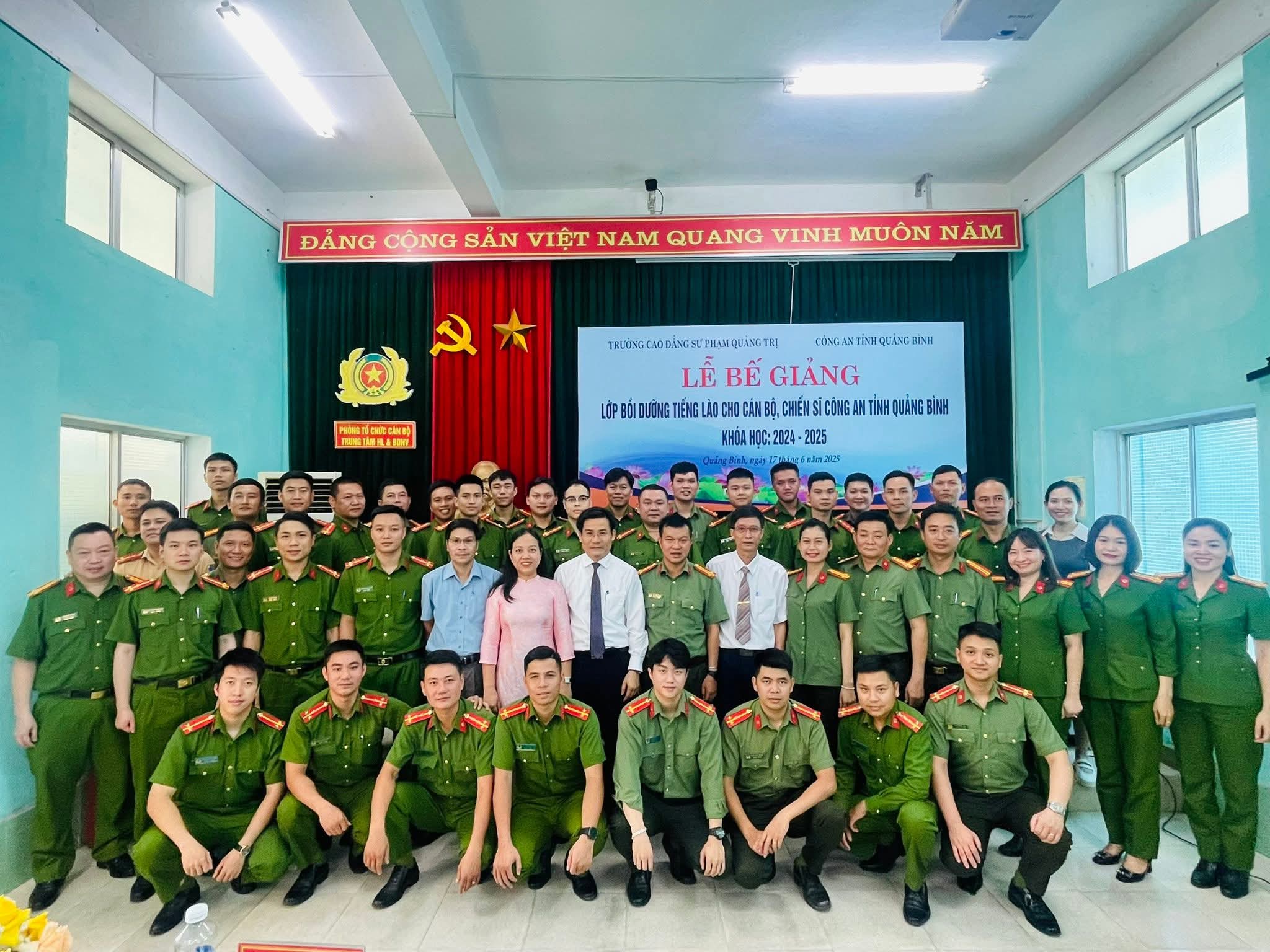 LỄ BẾ GIẢNG KHÓA BỒI DƯỠNG TIẾNG LÀO  DÀNH CHO CÁN BỘ, CHIẾN SỸ CÔNG AN TỈNH QUẢNG BÌNH