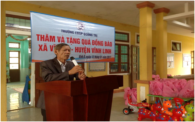 Trường CĐSP Quảng Trị thăm và tặng quà đồng bào vùng khó.