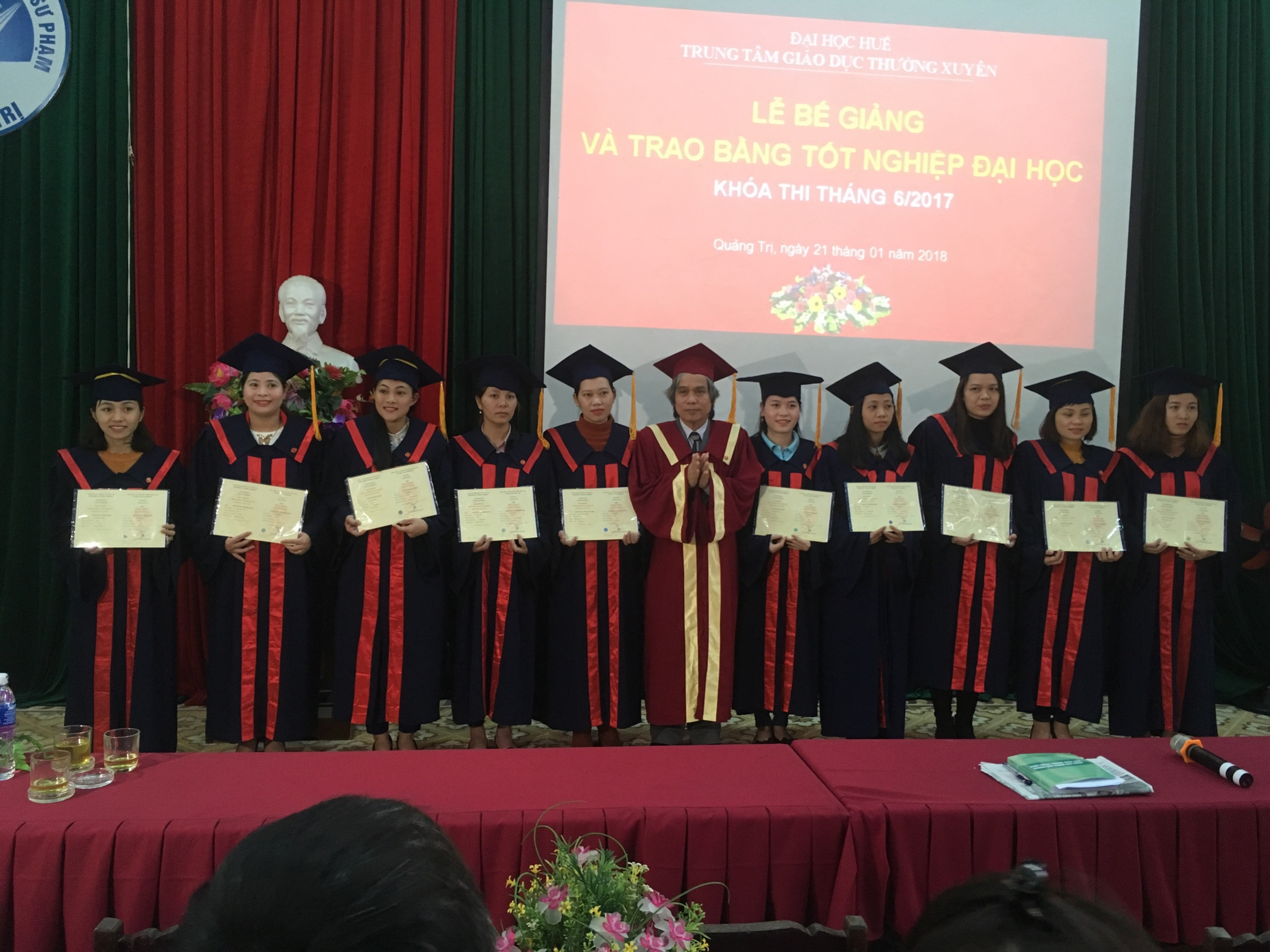 Lễ Bế giảng và trao bằng tốt nghiệp đại học- Hệ đào tạo Từ xa (Tháng 01/2018)