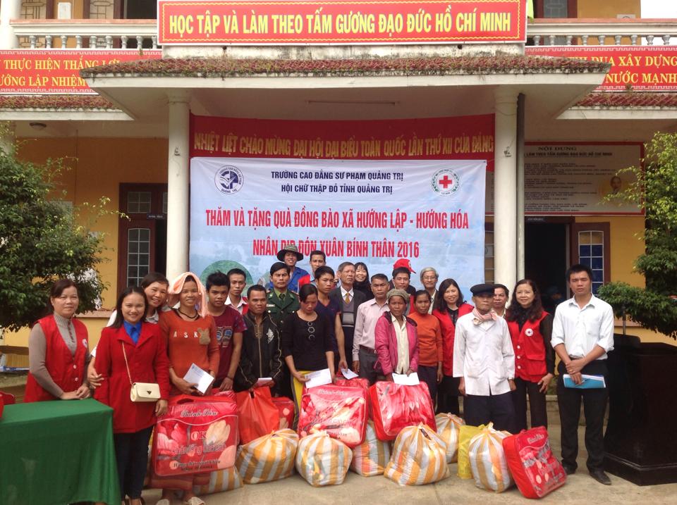 Trường CĐSP Quảng Trị tổ chức tặng quà giúp đỡ trẻ em và các gia đình có hoàn cảnh đặc biệt khó khăn ở xã Hướng Lập - Huyện Hướng Hóa - Tỉnh Quảng Trị