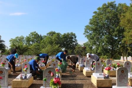 Tuổi trẻ Quảng Trị tri ân các anh hùng liệt sĩ tại Nghĩa trang Liệt sĩ Quốc gia Đường 9