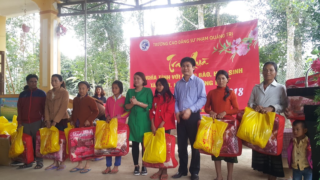 Trường CĐSP Quảng Trị thăm và tặng quà đồng bào, học sinh vùng khó xã A Dơi, huyện Hướng Hóa, tỉnh Quảng Trị!