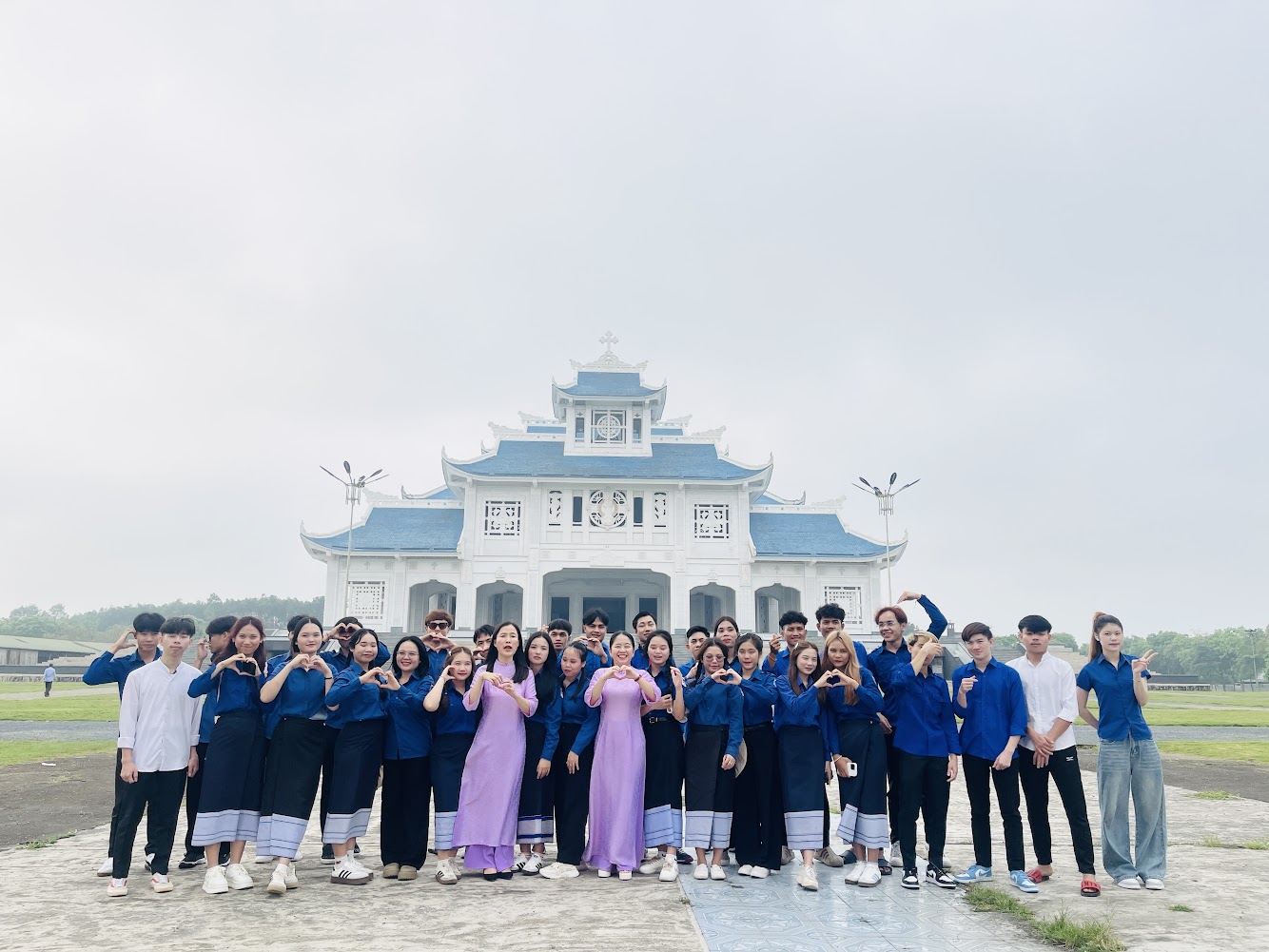 LƯU HỌC SINH LÀO THAM QUAN THỰC TẾ TẠI QUẢNG TRỊ